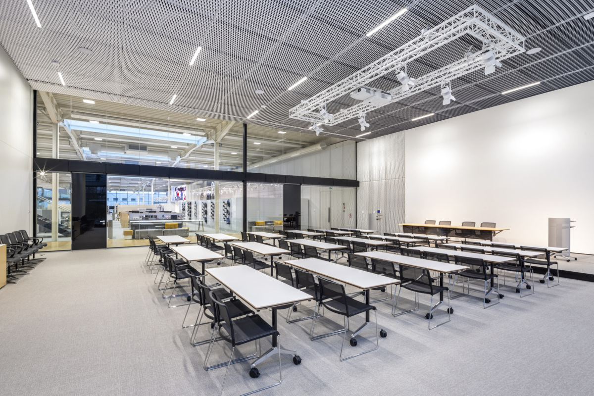 波兰 CCC 鞋包办公空间-15