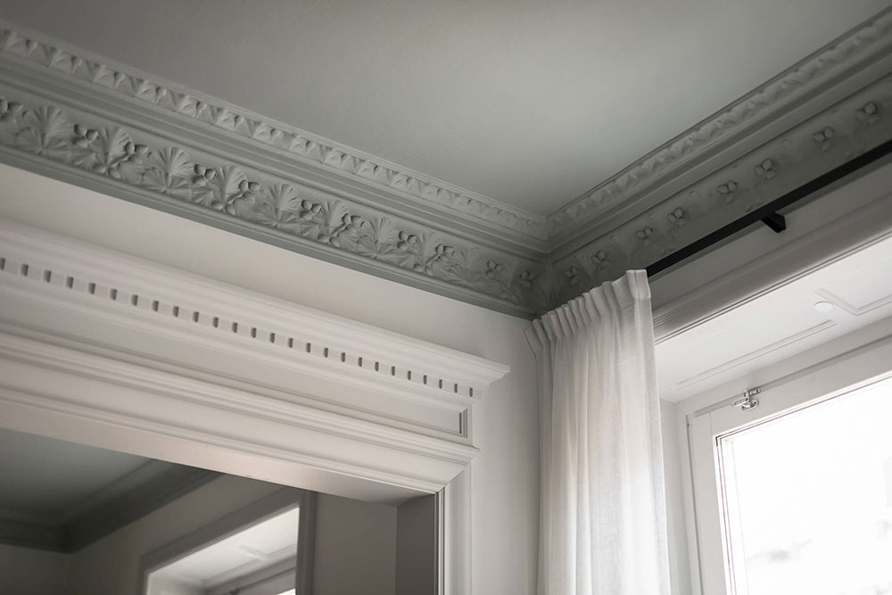 摩登斯堪的纳维亚公寓 | 彩色天花板的惊艳设计-8