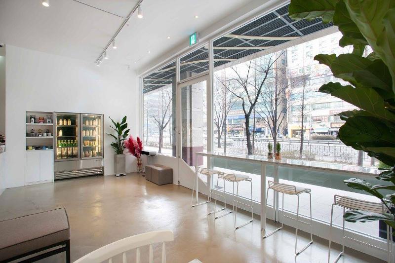 26 坪现代白色咖啡馆设计-5