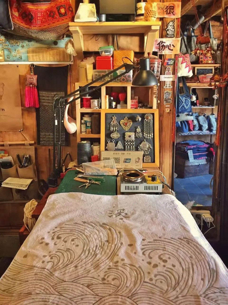 买不起房，小夫妻把牛棚改造成家，竟成300㎡大别墅还有150㎡花园菜地......-73