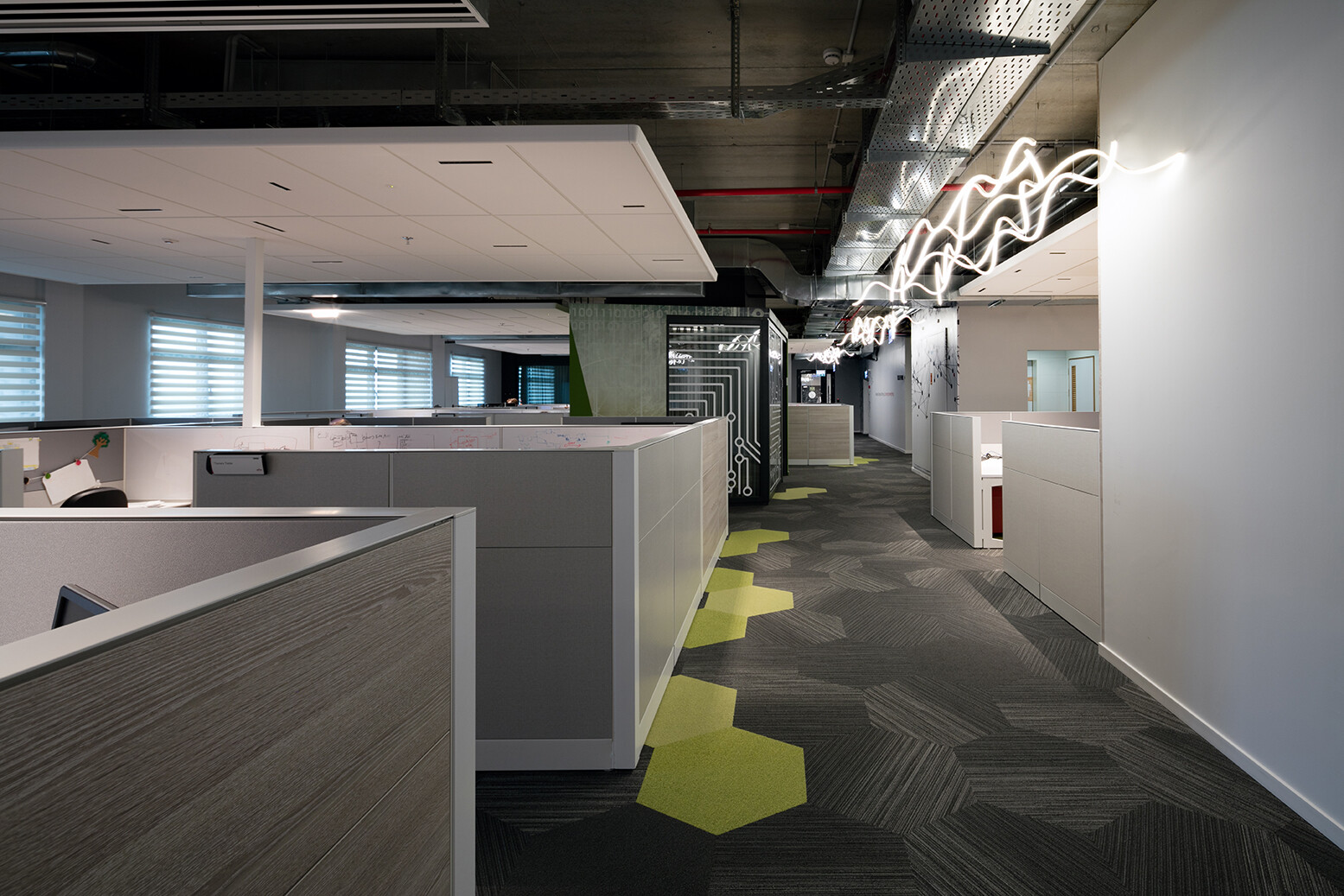 集思广益,以色诱人——Broadcom 办公室设计-13