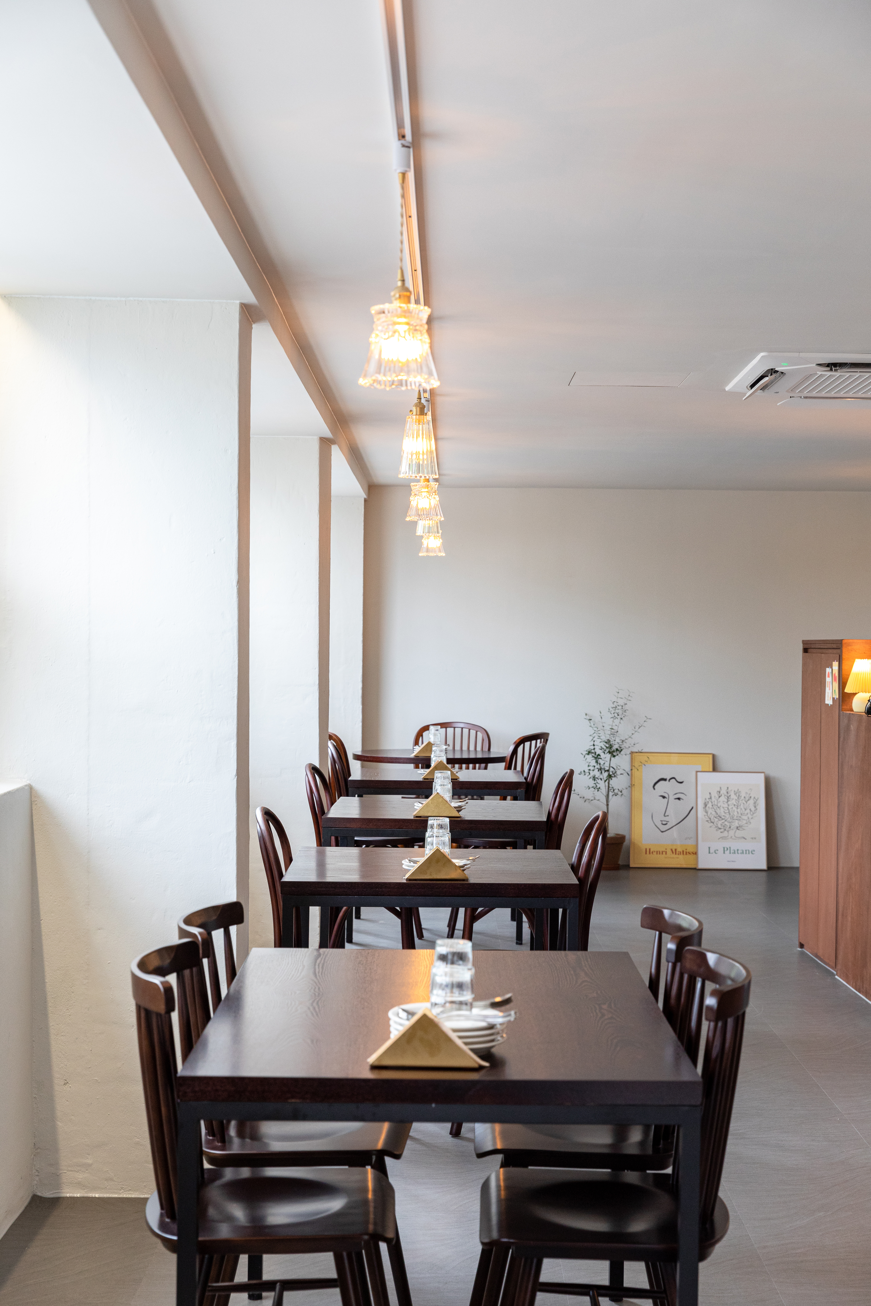 白色与木质，干净利落的餐厅设计-7