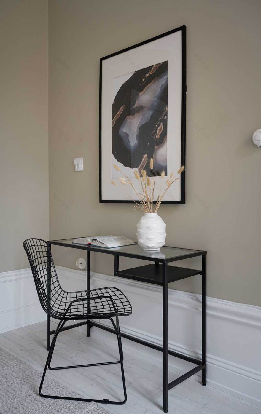 平静与宁静:斯德哥尔摩精致的单色公寓-16