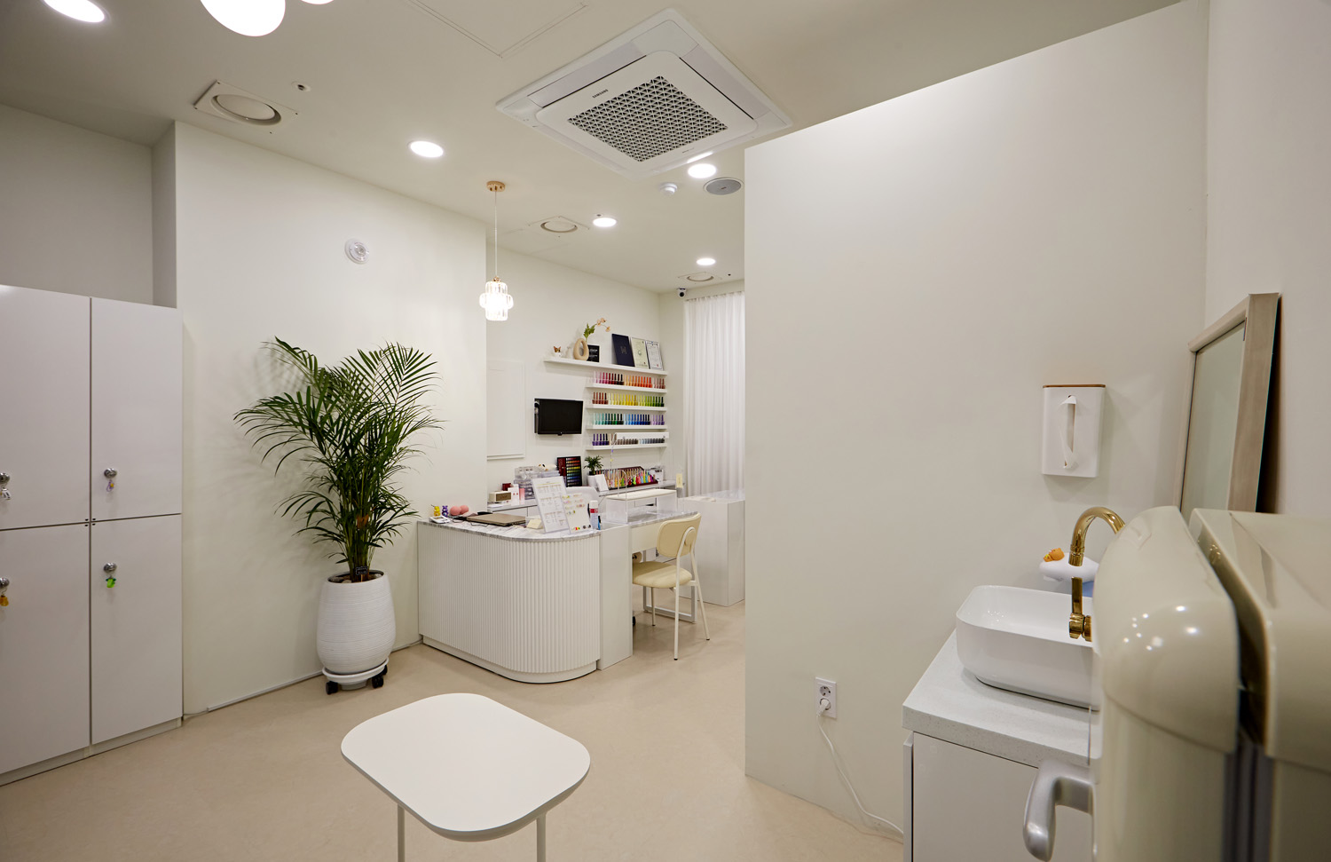 9 平米极简纯白咖啡馆设计，小空间大魅力-4