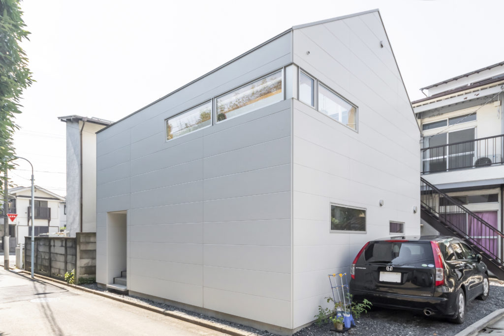 漫画の世界にも通ずる住空間リビングが外にあって、直接空を望める家で暮らす | Outdoor | 100%LiFE-0