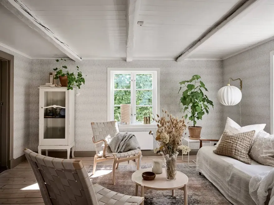 瑞典 19 世纪乡村风情木屋,白色内饰与田园风光完美融合-12