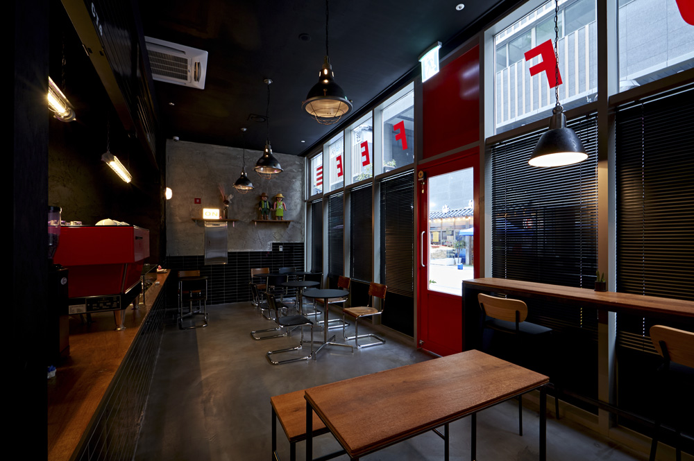 13 坪首尔咖啡厅，黑调工业风的设计魅力-10