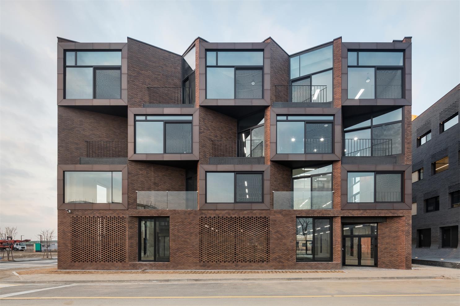 曲折红砖外立面的电影公司办公楼设计丨韩国京畿道丨戈者设计-6