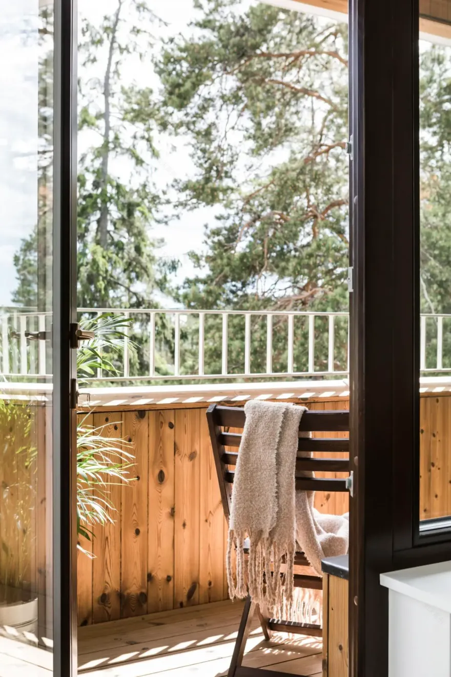 现代木质别墅的屋顶露台与极简内饰设计-8