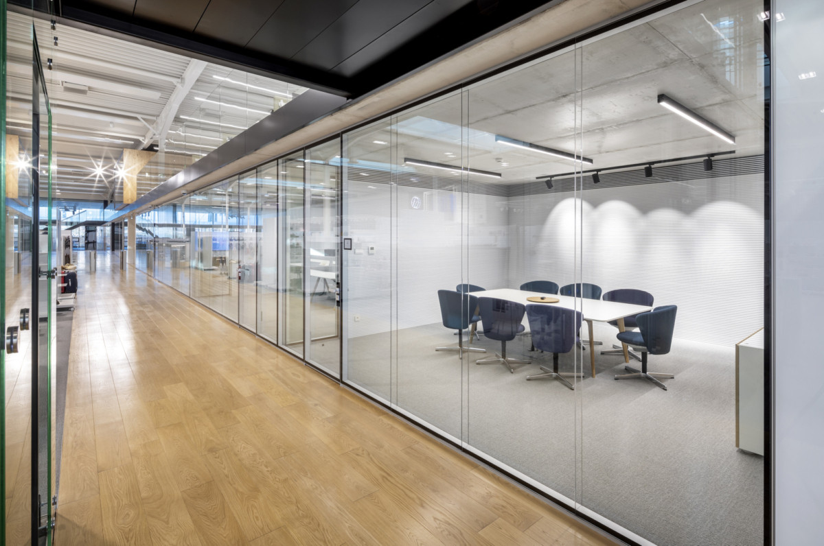 波兰 CCC 鞋包办公空间-17