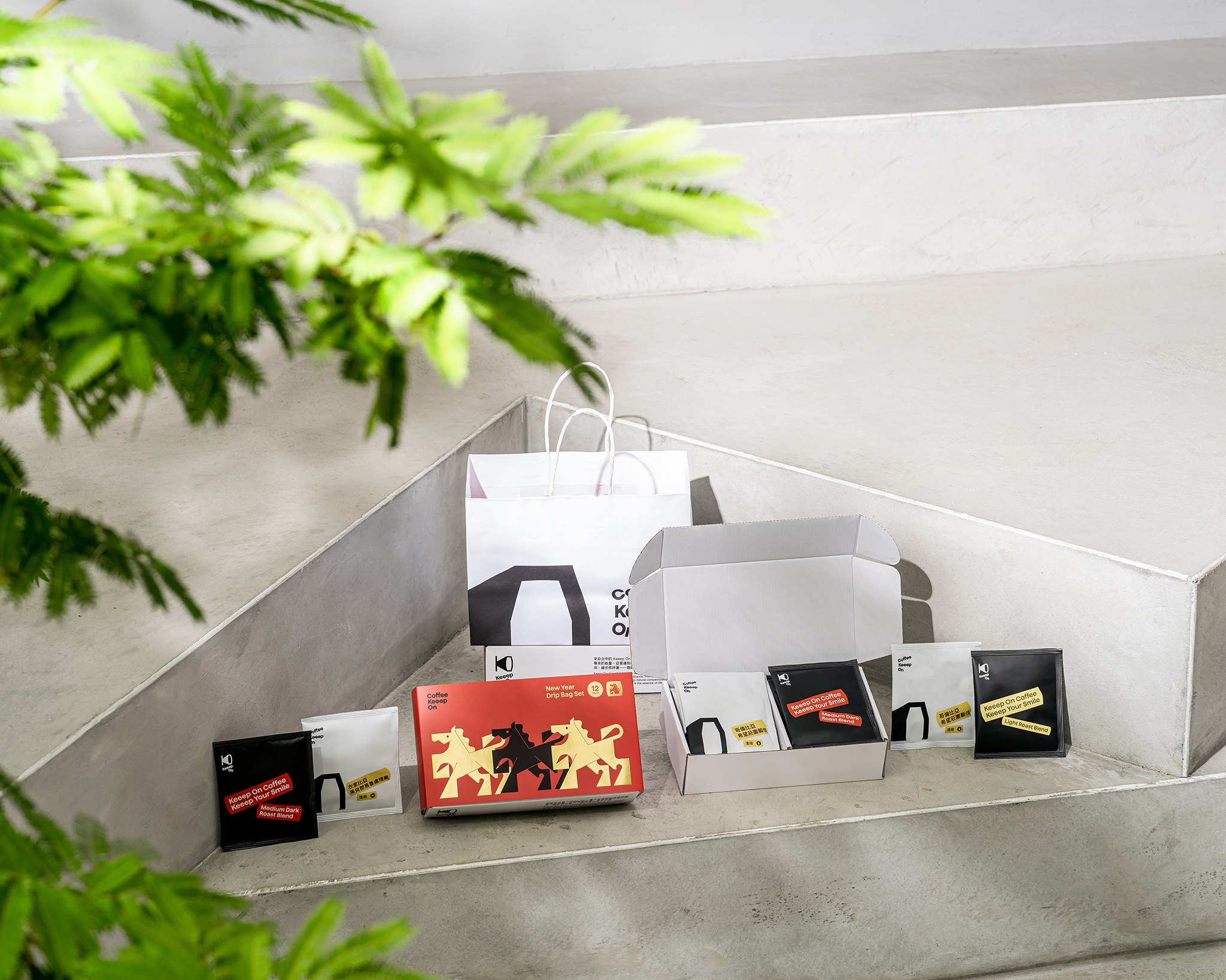 Coffee Keep On 2026马年新年礼盒商业摄影-3