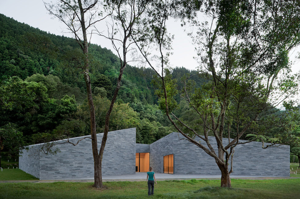 湖畔双砾,葡萄牙 / Aires Mateus-20