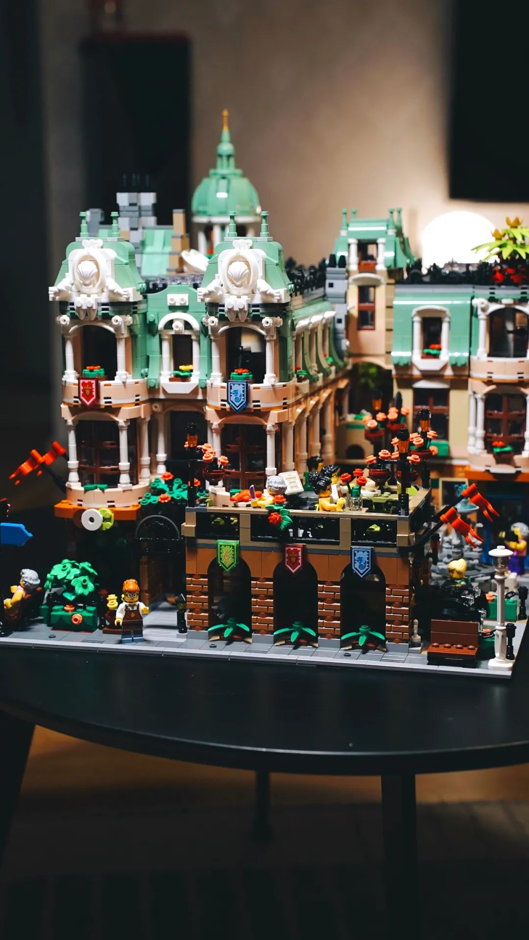 【精彩MOC欣赏】三套乐高街景10297组成的超级转角精品酒店——《皇家花园酒店》-94