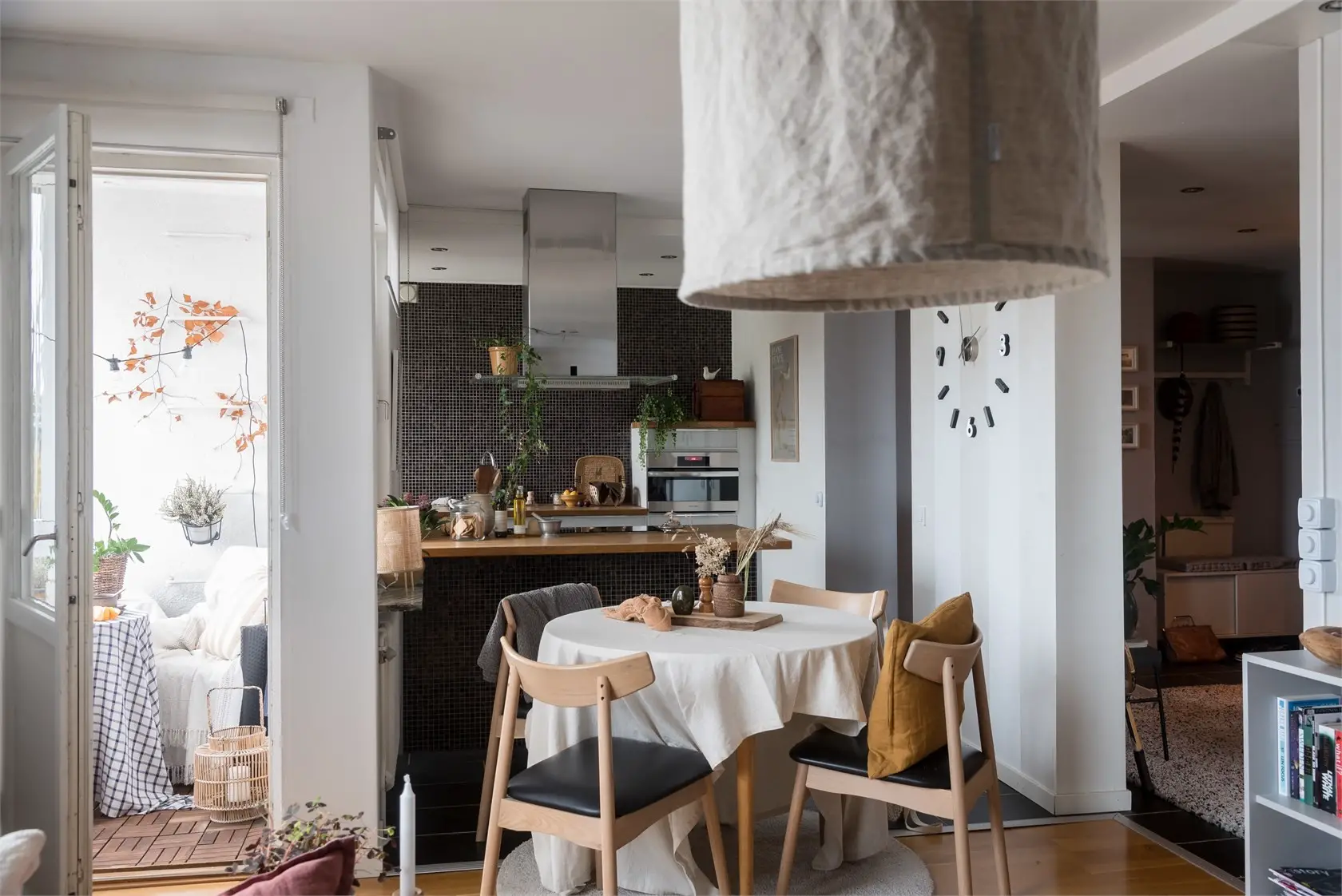 瑞典湖景公寓 | 灰色优雅与自然和谐共生-1