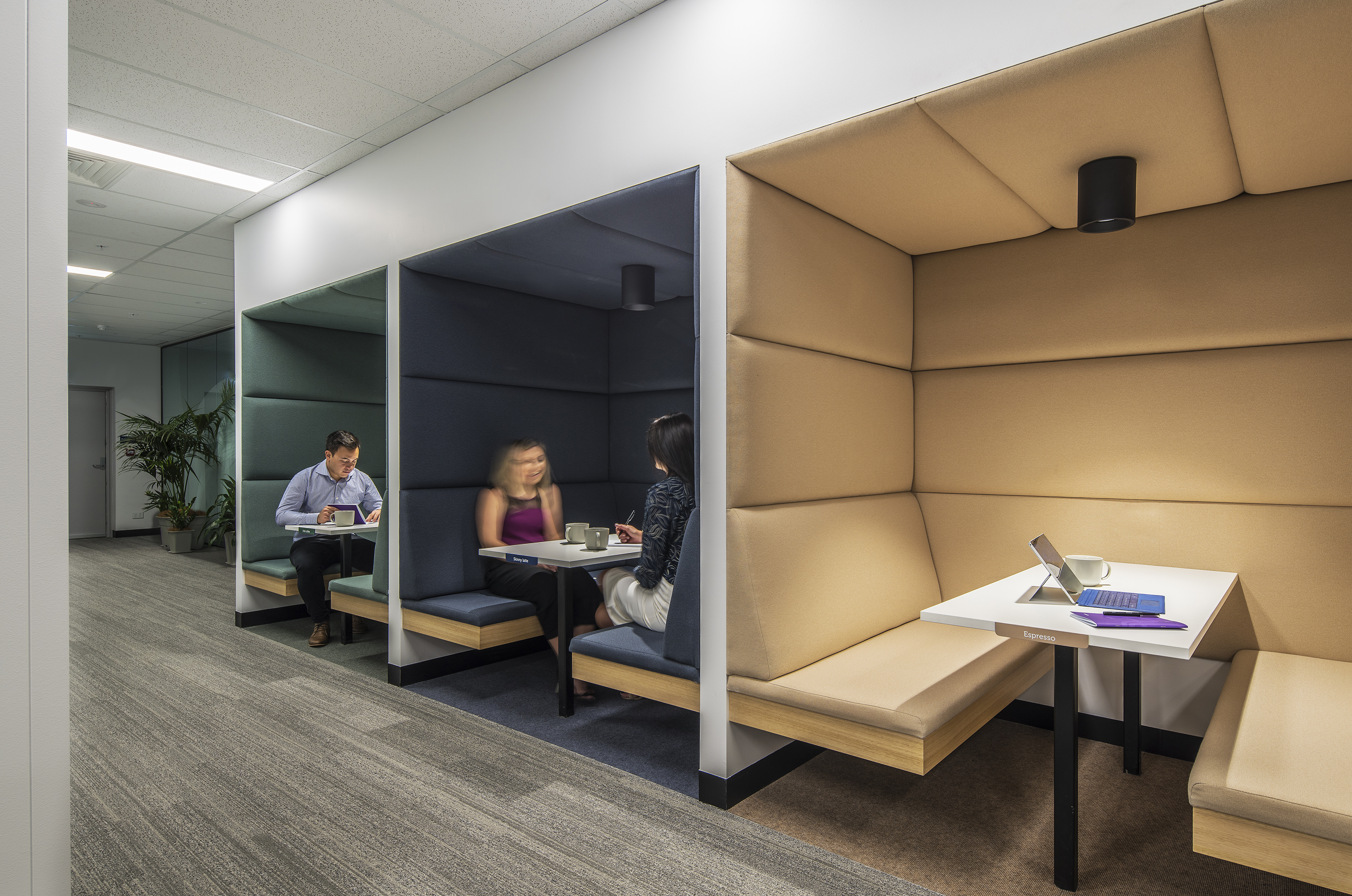 温馨居家风格,突显曲线与自然元素,打造协作办公空间-19