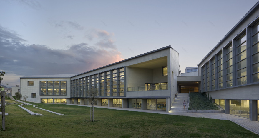 格兰纳达大学学习中心 · 有机形态的多功能空间-14