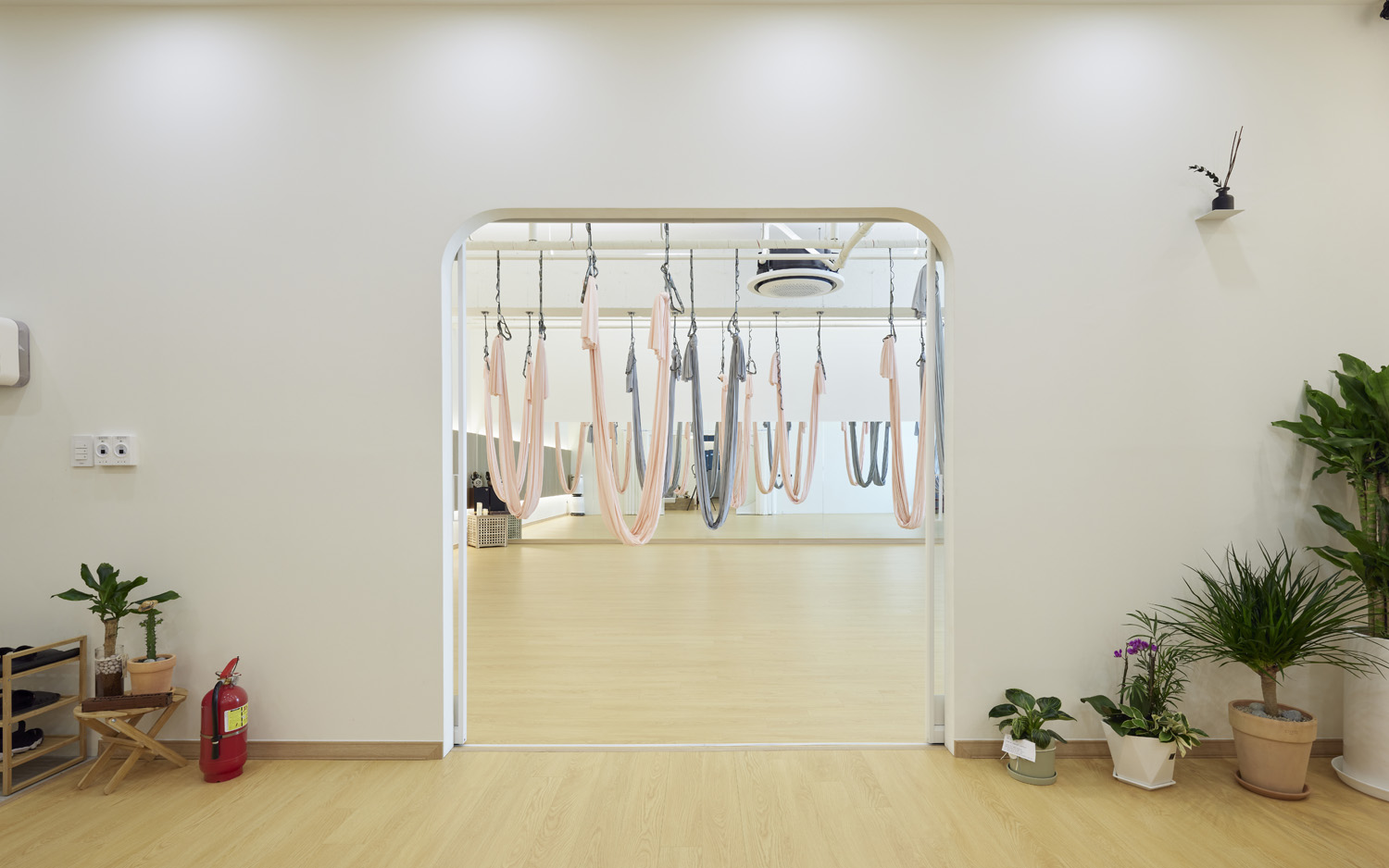 舒适 67 平瑜伽学院，白色与木纹的宁静空间-8