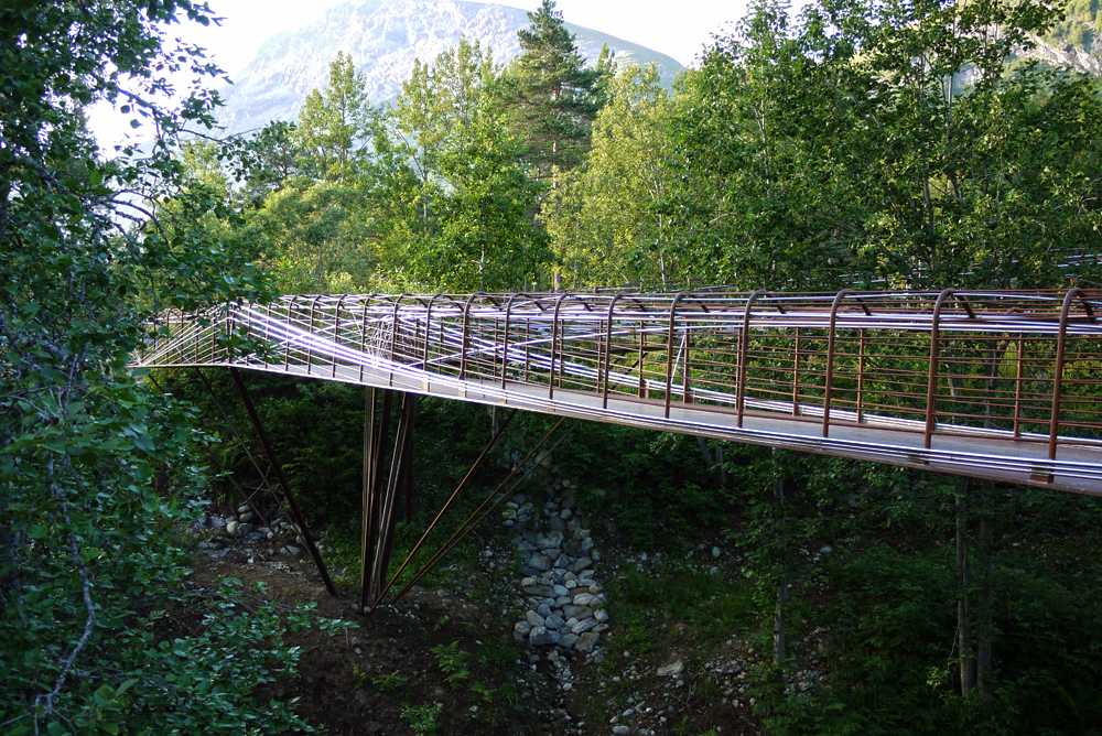 景区悬挑在悬崖上的桥-16