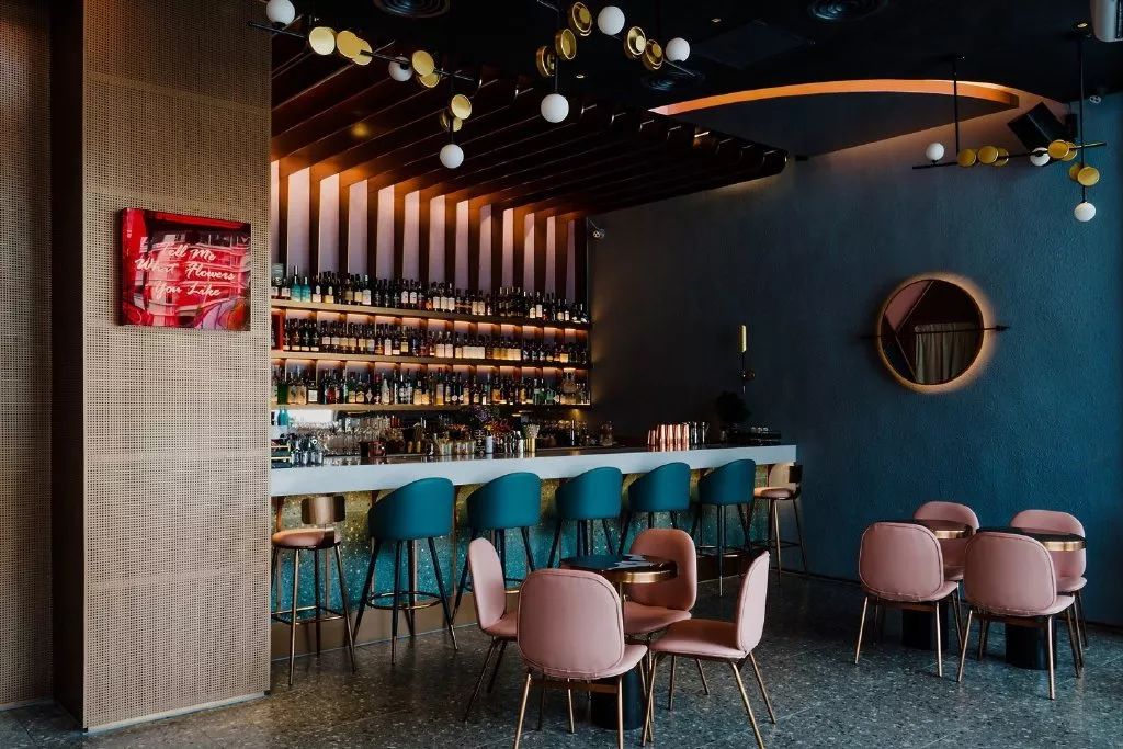 奈雪“黑化”开酒吧了？这设计女生来了就不想走！-35