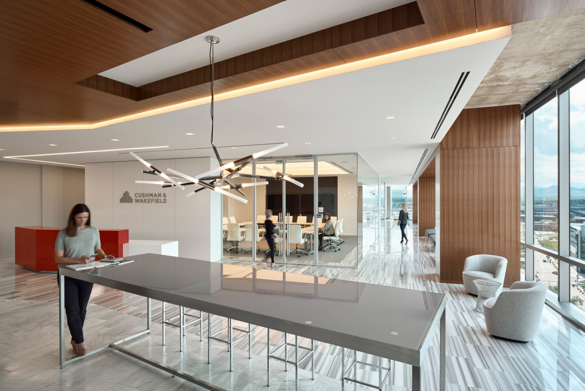 Cushman & Wakefield Denver 办公室 - 酒店式接待空间与开放式办公环境-10