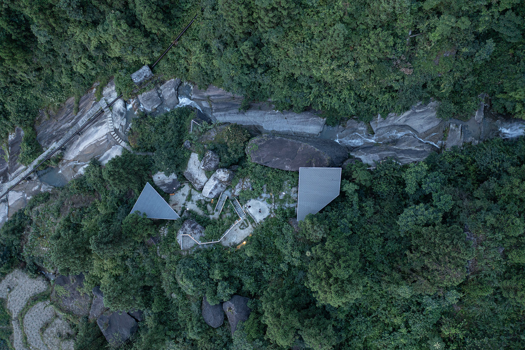 白水洞天,山野几何·白水洞村石瀑间的线性钢亭组群丨中国邵阳丨湖南大学建筑与规划学院-17