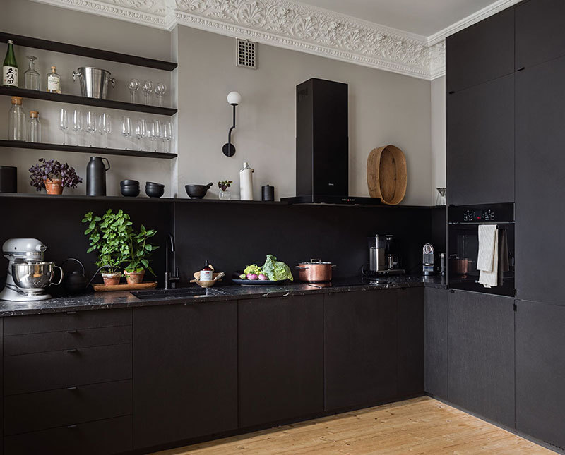 瑞典 55 平方小公寓,黑色厨房成为空间焦点-5