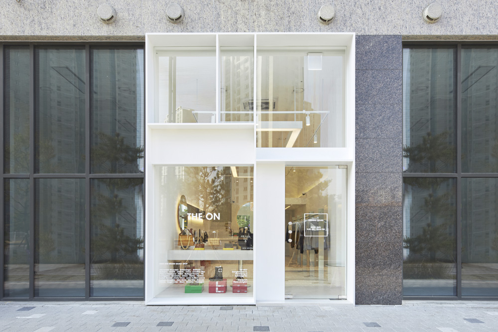 14 平米极简服装店设计 | 舒适现代的空间体验-2