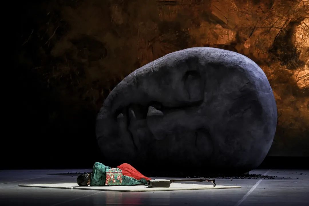 舞台魔法师 | 塞巴斯蒂安·汉纳克的震撼空间美学-6