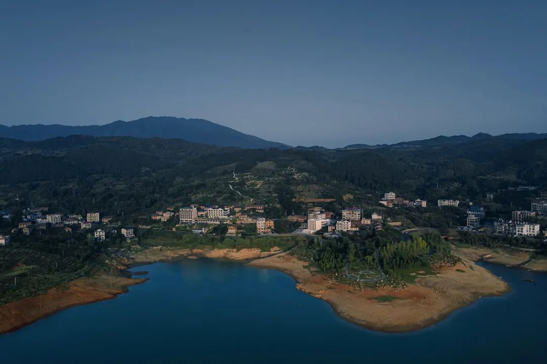 乡村梯田中的光影酒店 · 棠之酒店丨中国郴州丨米凹工作室-14