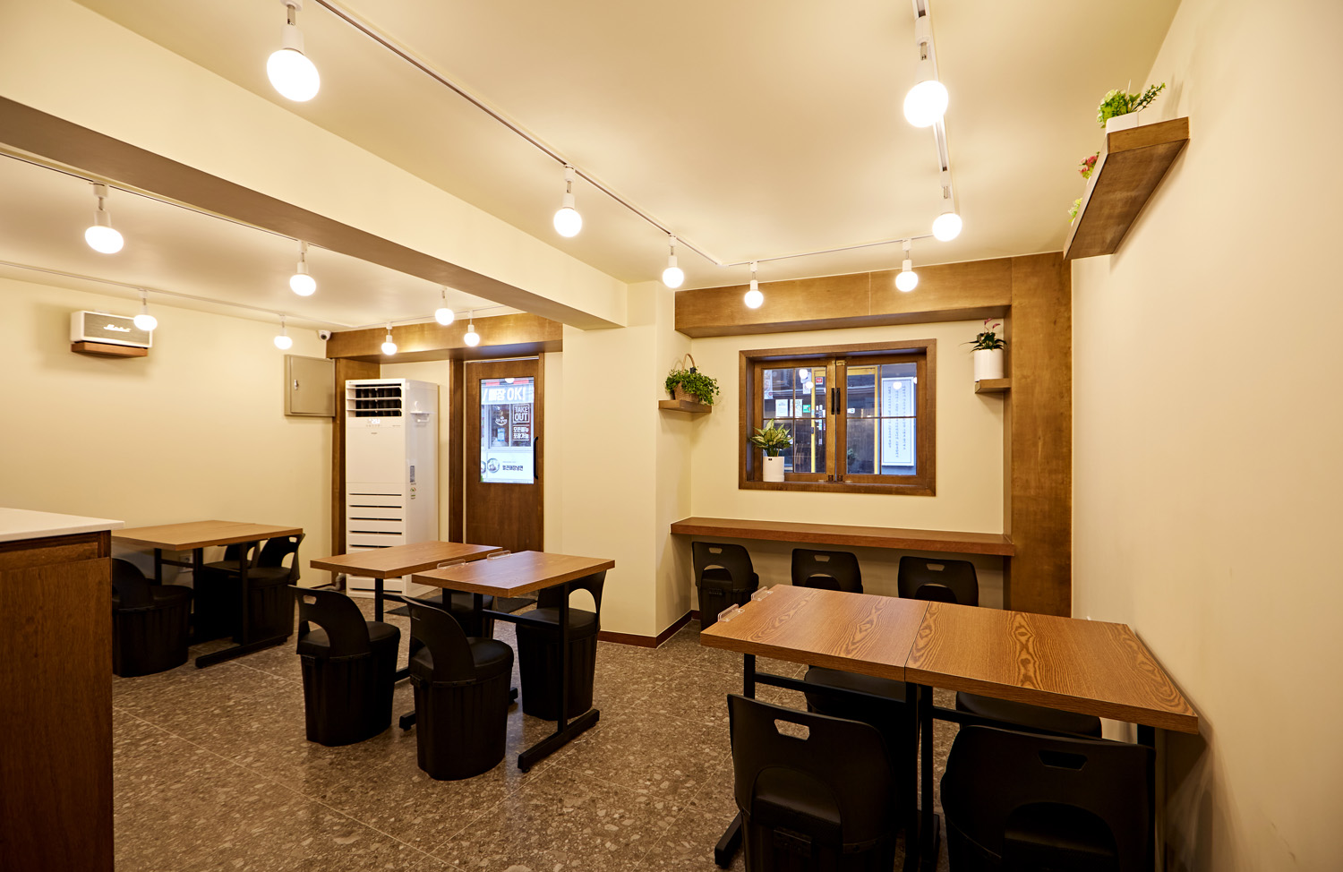 12 平米小空间的温暖木质卧室设计-5