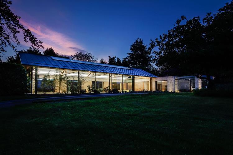 英国萨里山边缘的生态泳池屋-30