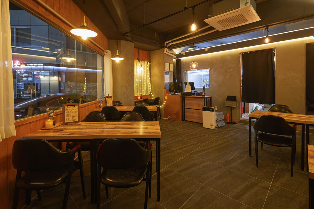 13 坪独立餐厅，打造复古温馨空间-5