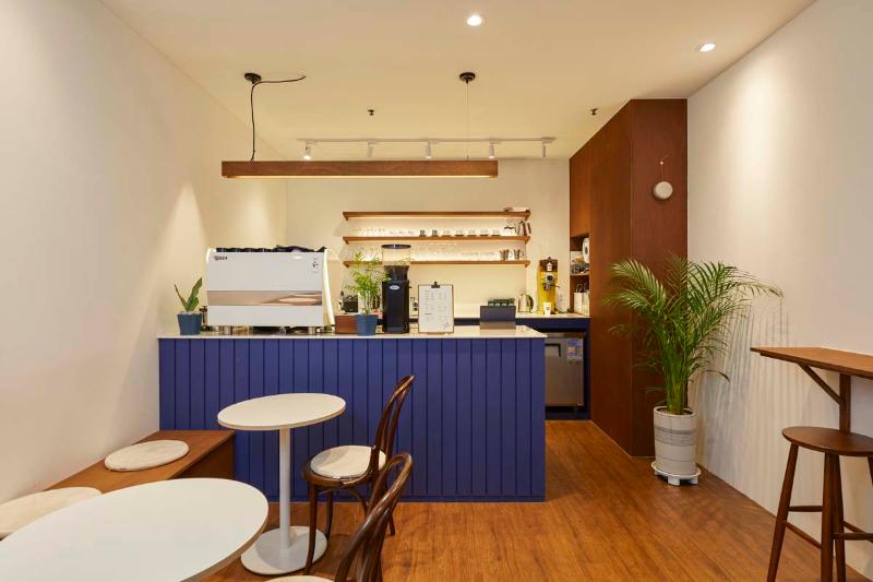 7 坪清新简约咖啡馆设计，诠释白色与木质之美-4