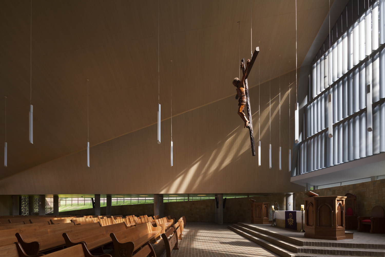 折叠屋顶下的绿意教堂-46