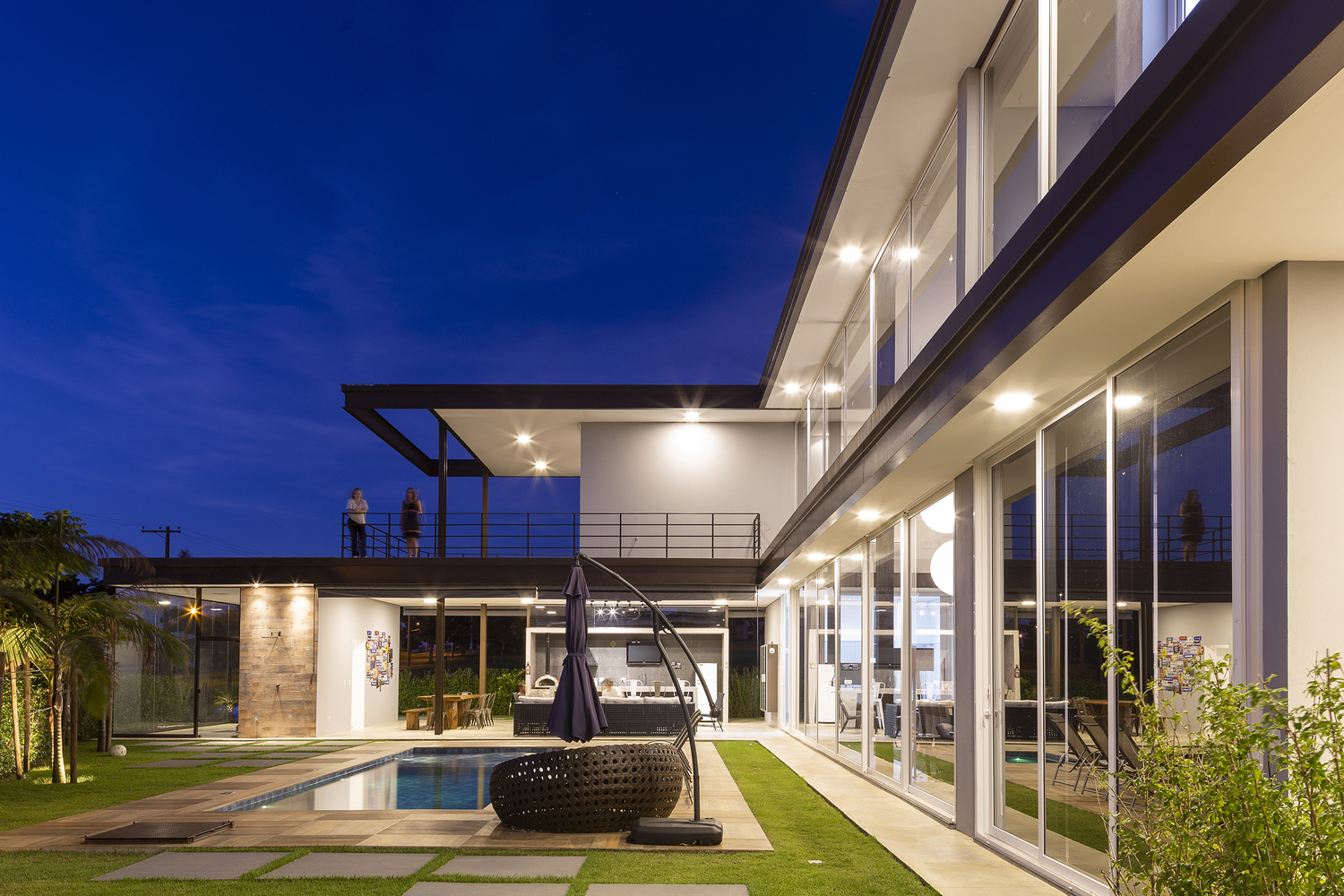 巴西 BT House | 钢构智能玻璃打造室内外一体空间-26