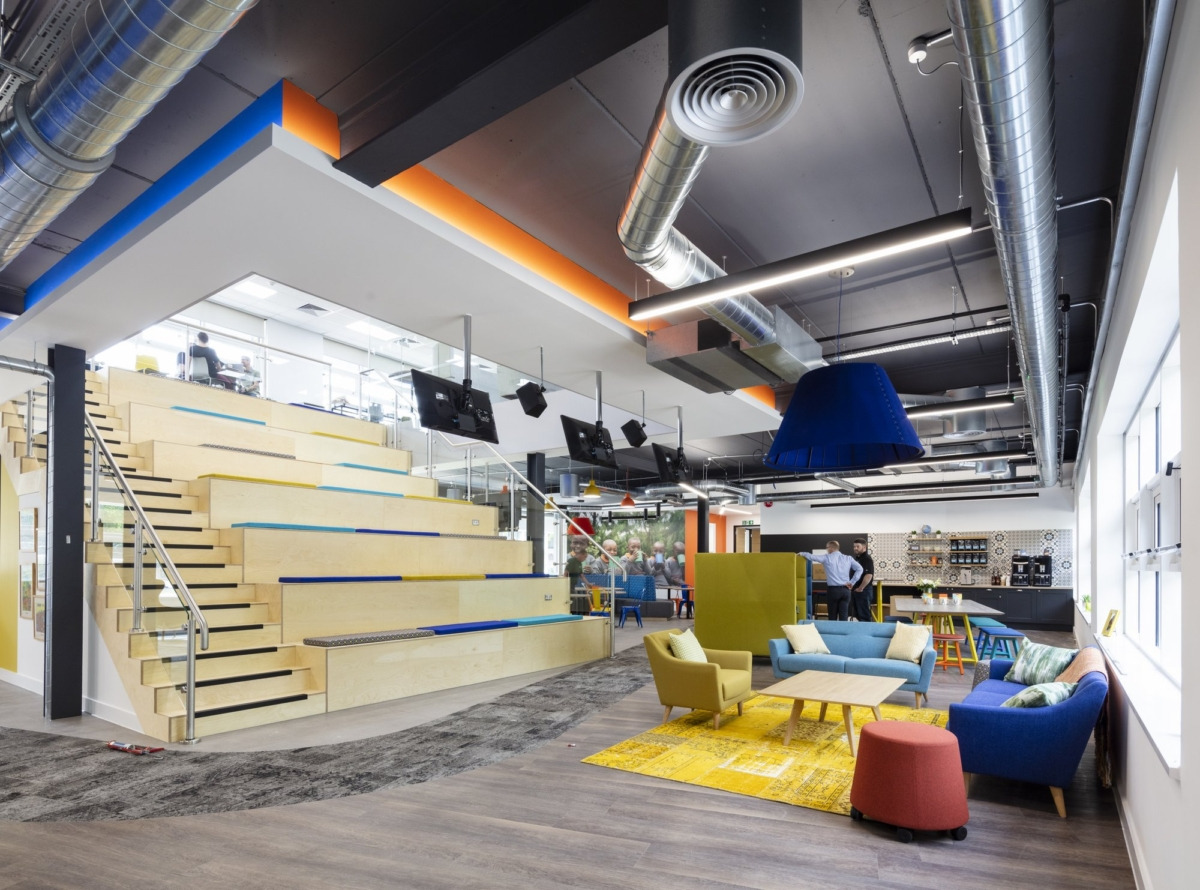 英慈善机构“释放儿童贫困”的彩色活力办公空间-11