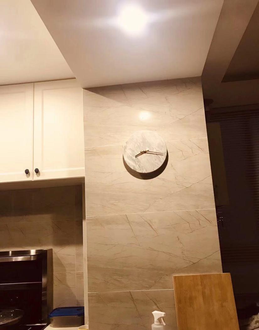 小居后现代轻奢风 | 白色柜面、墨绿背景、钛金柱灯-8