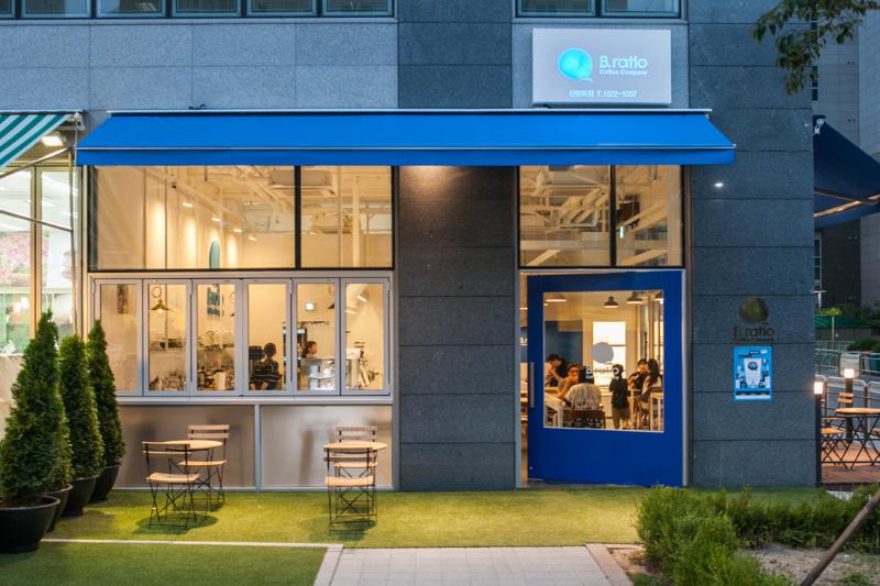 26 坪极简白色现代咖啡厅，首尔江南区品味之选-8