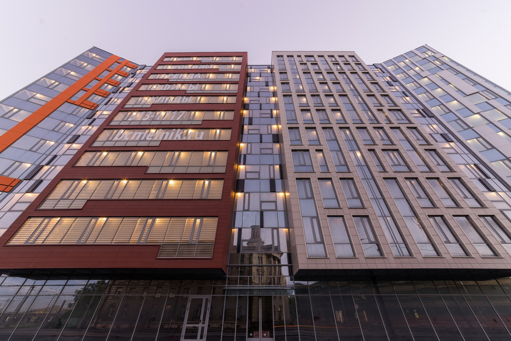 彩色玻璃构建的办公大楼-24