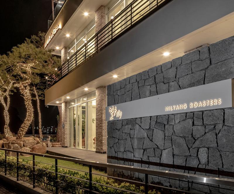 现代简约风咖啡厅设计，精致艺术品装点高级空间-23