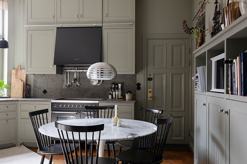 瑞典马尔默中心古典奢华风格的暗色调公寓设计-12