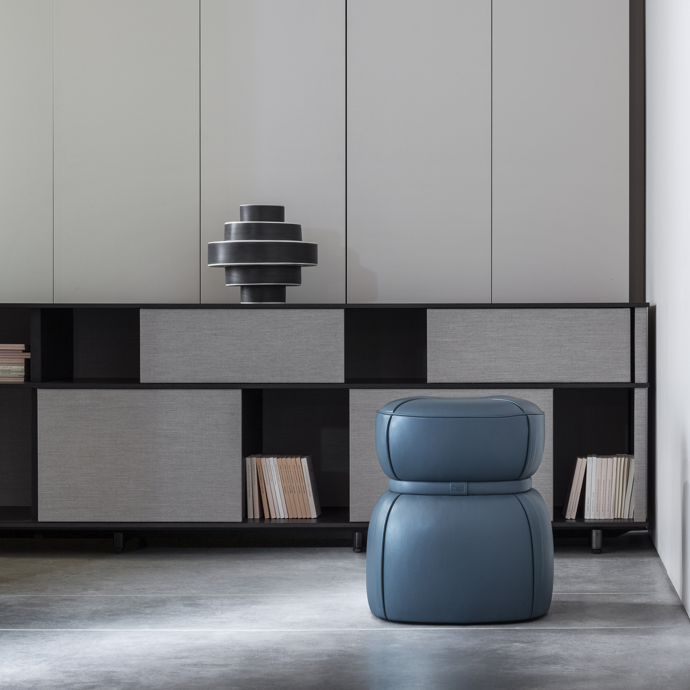 Poltrona Frau 推出半透明书架设计,创新几何图案吸引眼球-3