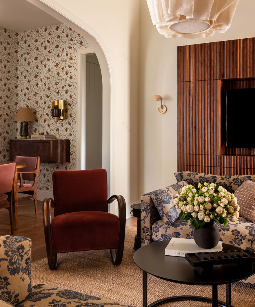 西雅图福克斯岛传统住宅 | 花卉图案与深色对比的完美结合-20