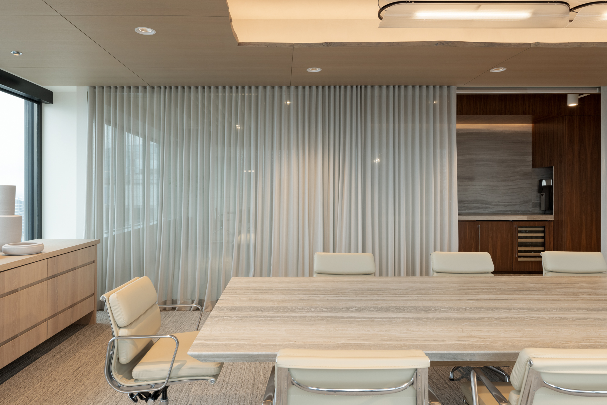 现代科技与自然元素融合的办公室设计丨加拿大丨McKinley Studios-24