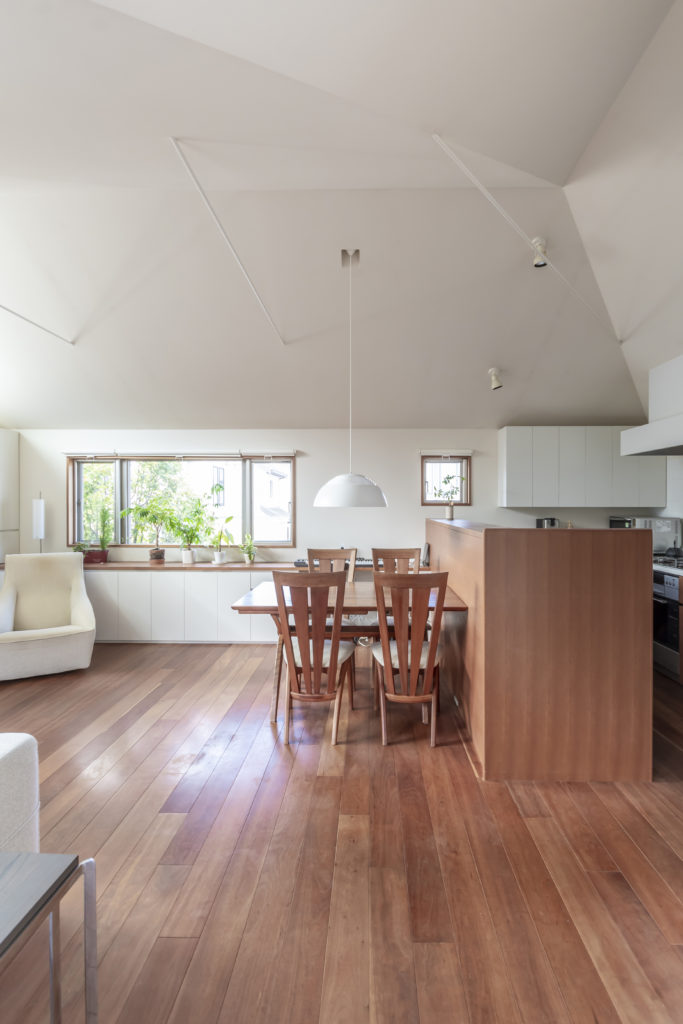 別荘地のように静かで緑に囲まれた家　緑と空の見える図書室でゆったりと本を読んで過ごす | Architecture | 100%LiFE-16