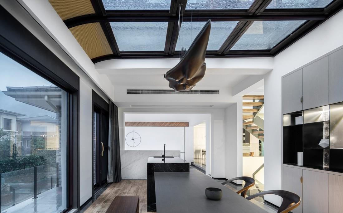 异形屋顶下的现代生活空间-0