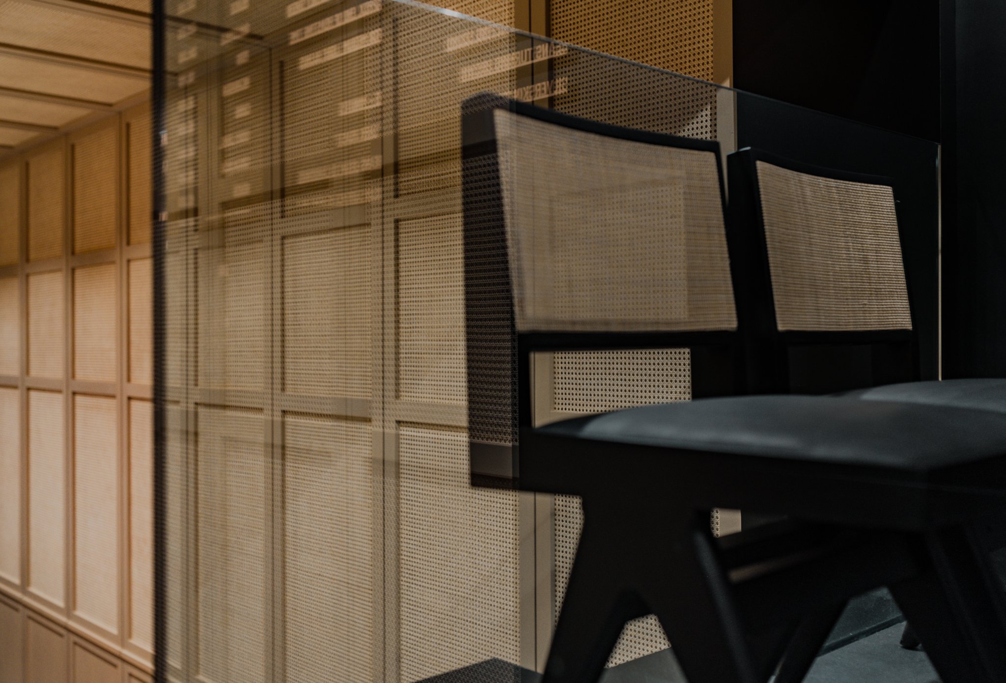 黑色处理，品尝室丨Yiannis Pouspourikas Design Studio-6