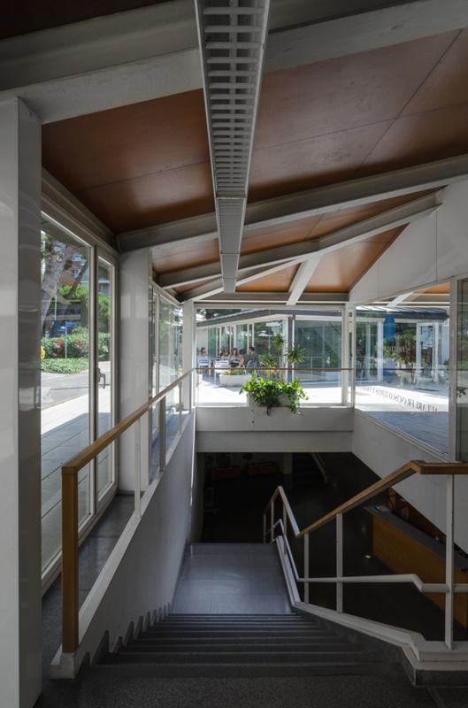 巴塞罗那大学法学院礼堂及酒吧丨西班牙巴塞罗那-11