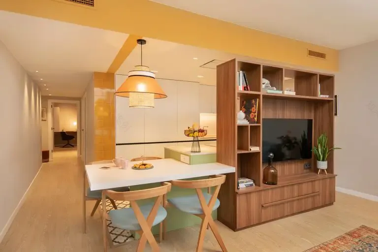 旋转家具打造开放式厨房,绿色与陶土色彩的巧妙运用-3