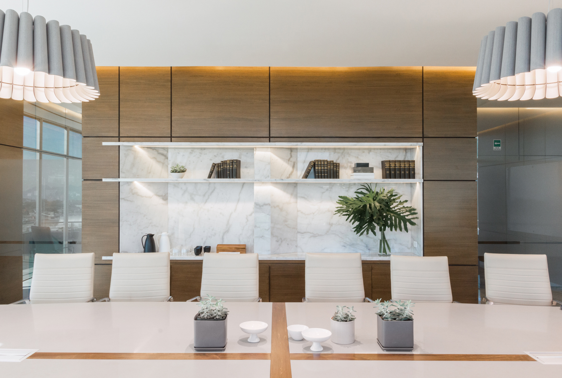 自然与建筑共融的 ARIAS LAW 办公室设计-6